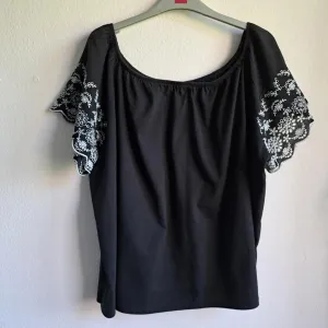 Crna bluza sa spuštenim ramenima (off shoulder)