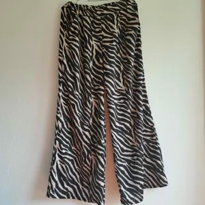 Komplet zebra print, široke pantalone + top sa čipkom, L — odlično stanje