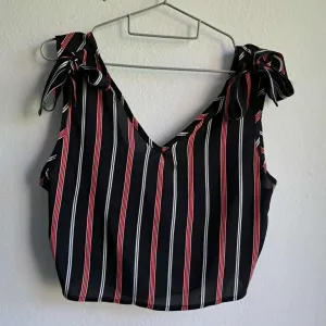 Prugasti crop top mašne na ramenima V izrez, veličina M