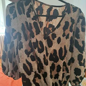 Haljina animal print braon-crna, vel. L — odlično stanje