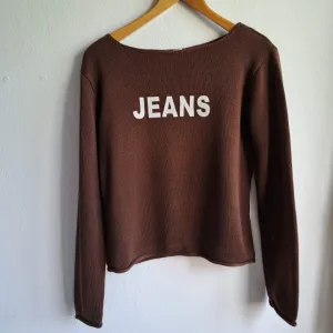 Braon crop džemper "JEANS" natpis, čamac izrez, S/M — vrlo dobro stanje