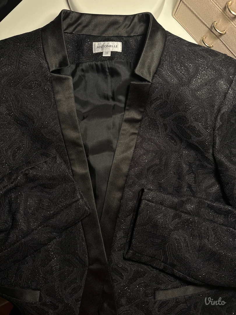 Crni sako blejzer sa sljokicama