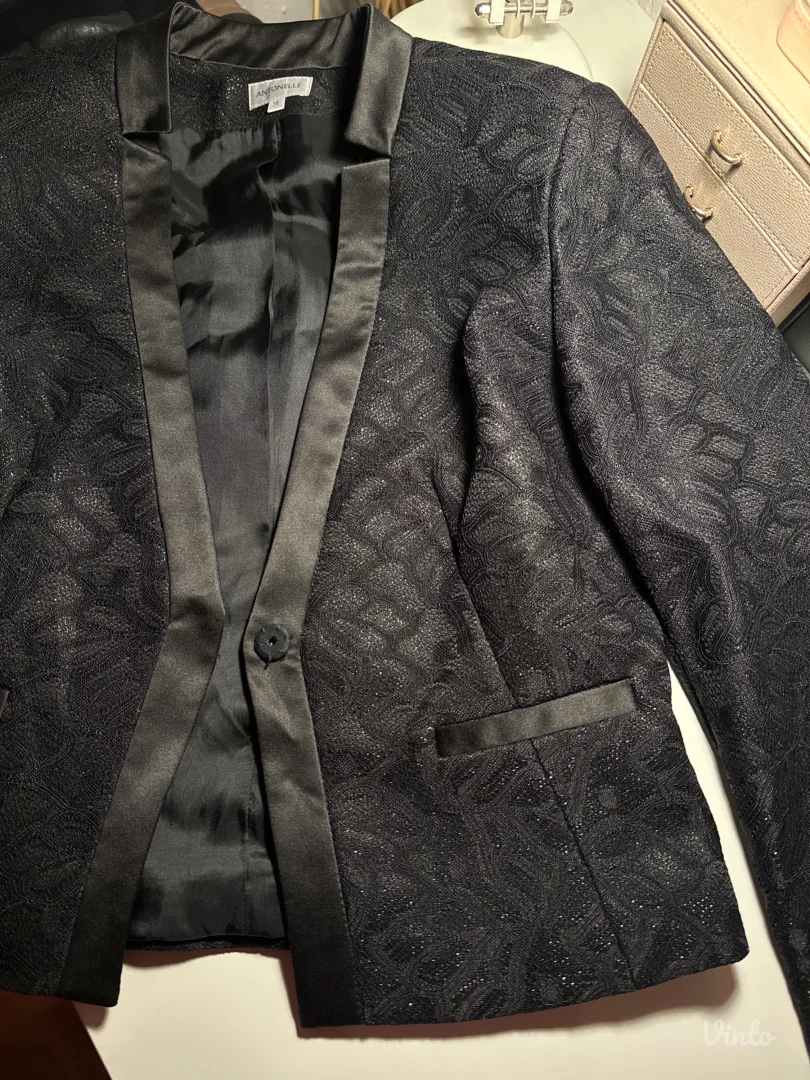 Crni sako blejzer sa sljokicama