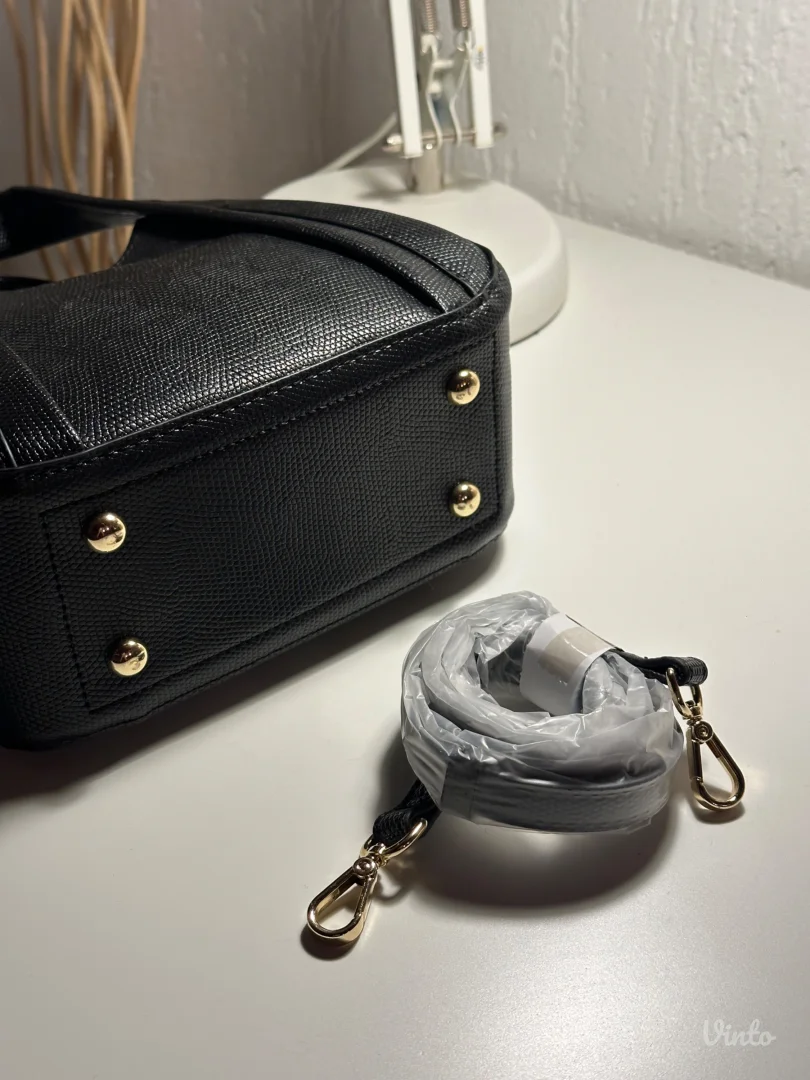 Carpisa crna torbica