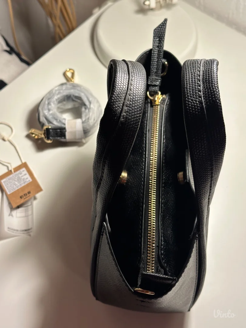 Carpisa crna torbica