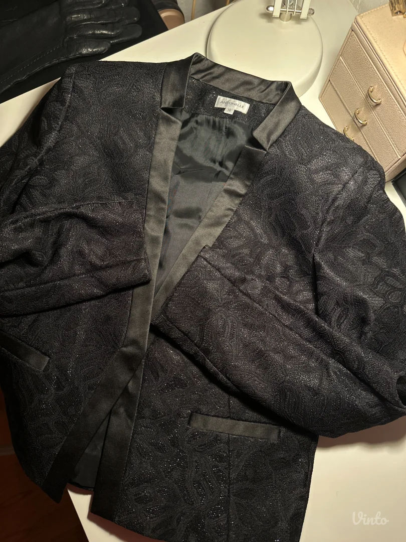 Crni sako blejzer sa sljokicama