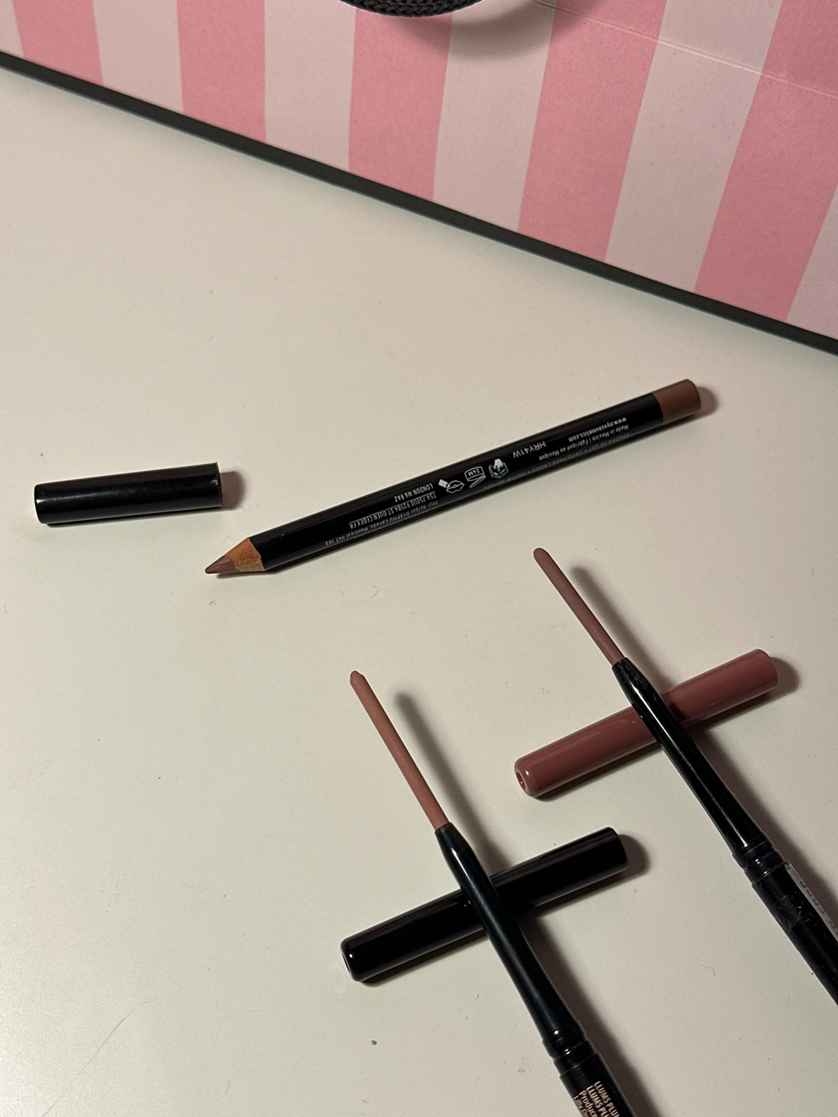 Olovke usne NYX, Aura, LLUMS