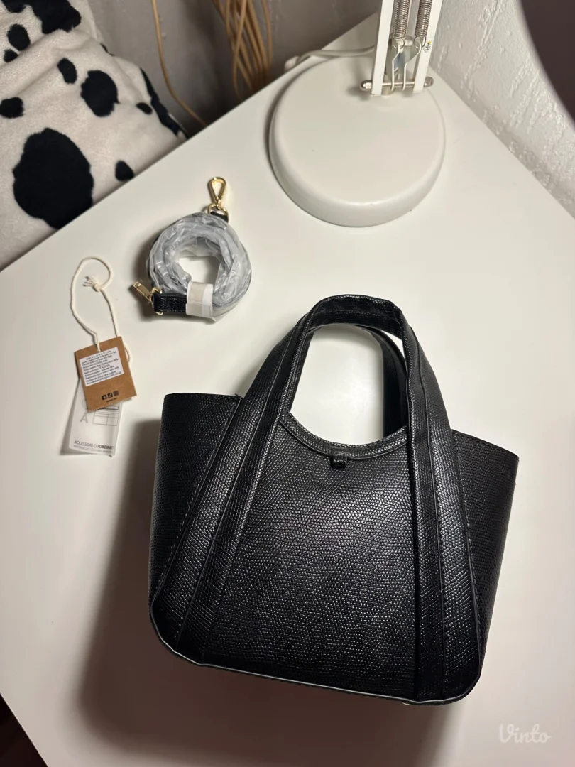 Carpisa crna torbica