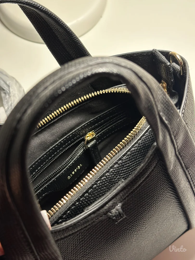 Carpisa crna torbica