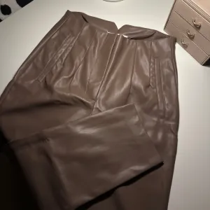 Sinsay kozne pantalone