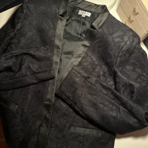 Crni sako blejzer sa sljokicama