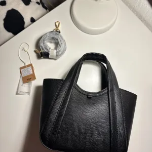 Carpisa crna torbica