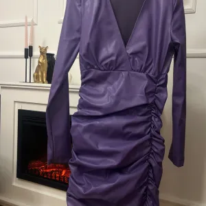 Kožna ljubičasta haljina ZARA