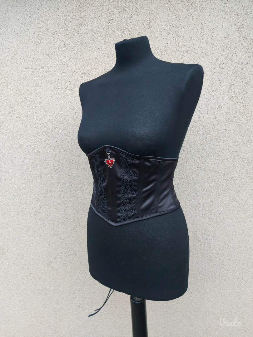 Crni korset sa srcem