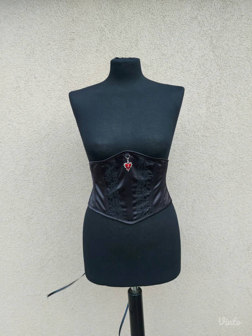 Crni korset sa srcem