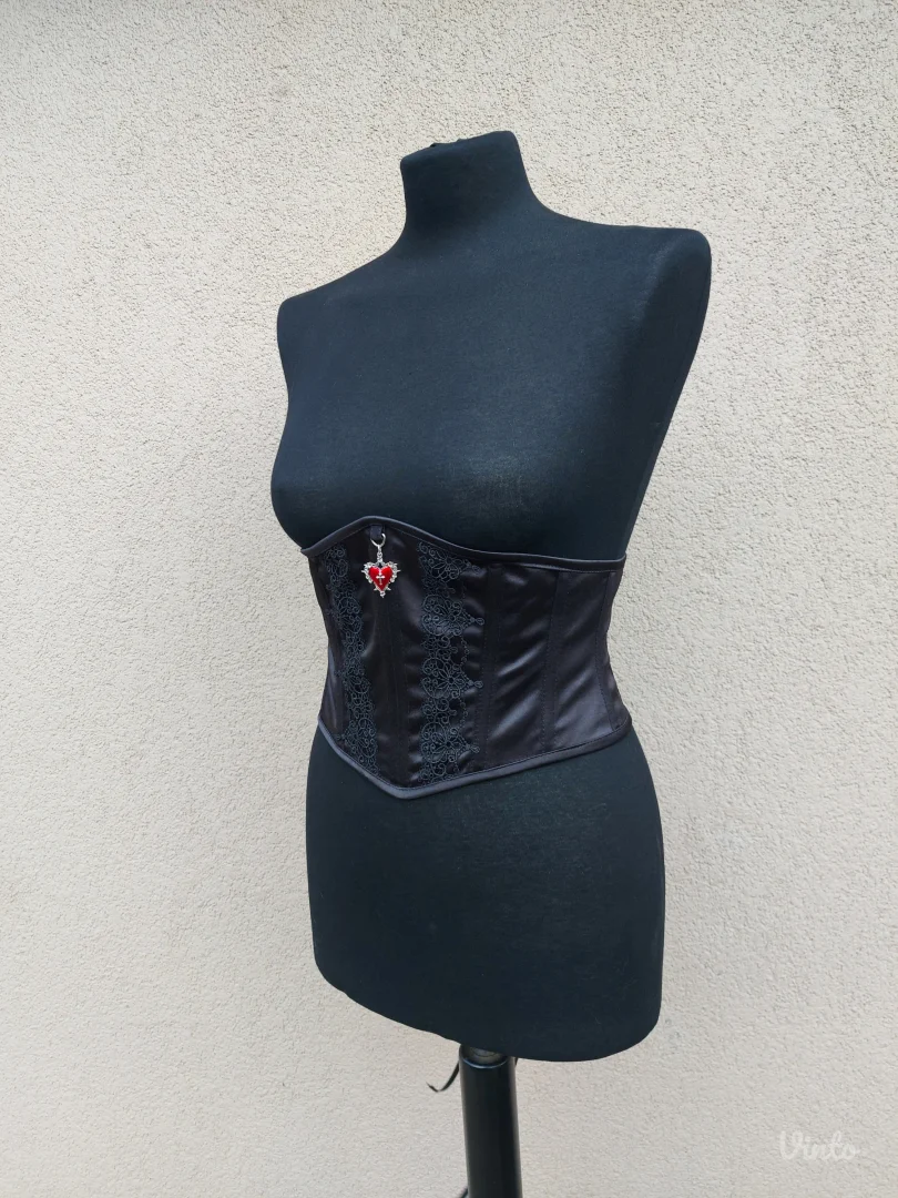 Crni korset sa srcem