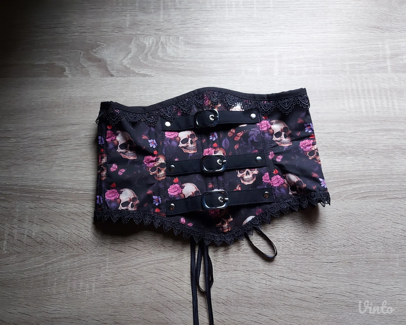 Gotik korset sa lobanjama i kaišićima