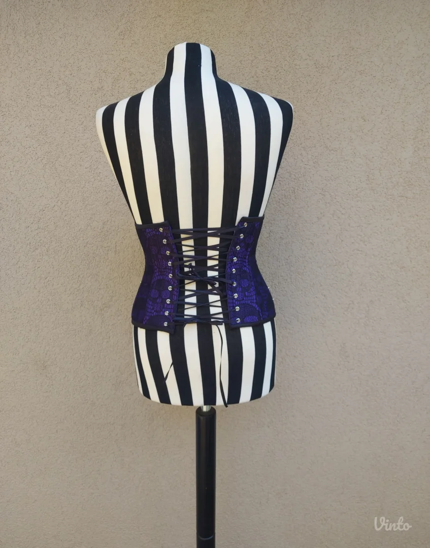 Ljubičasti korset sa lobanjama