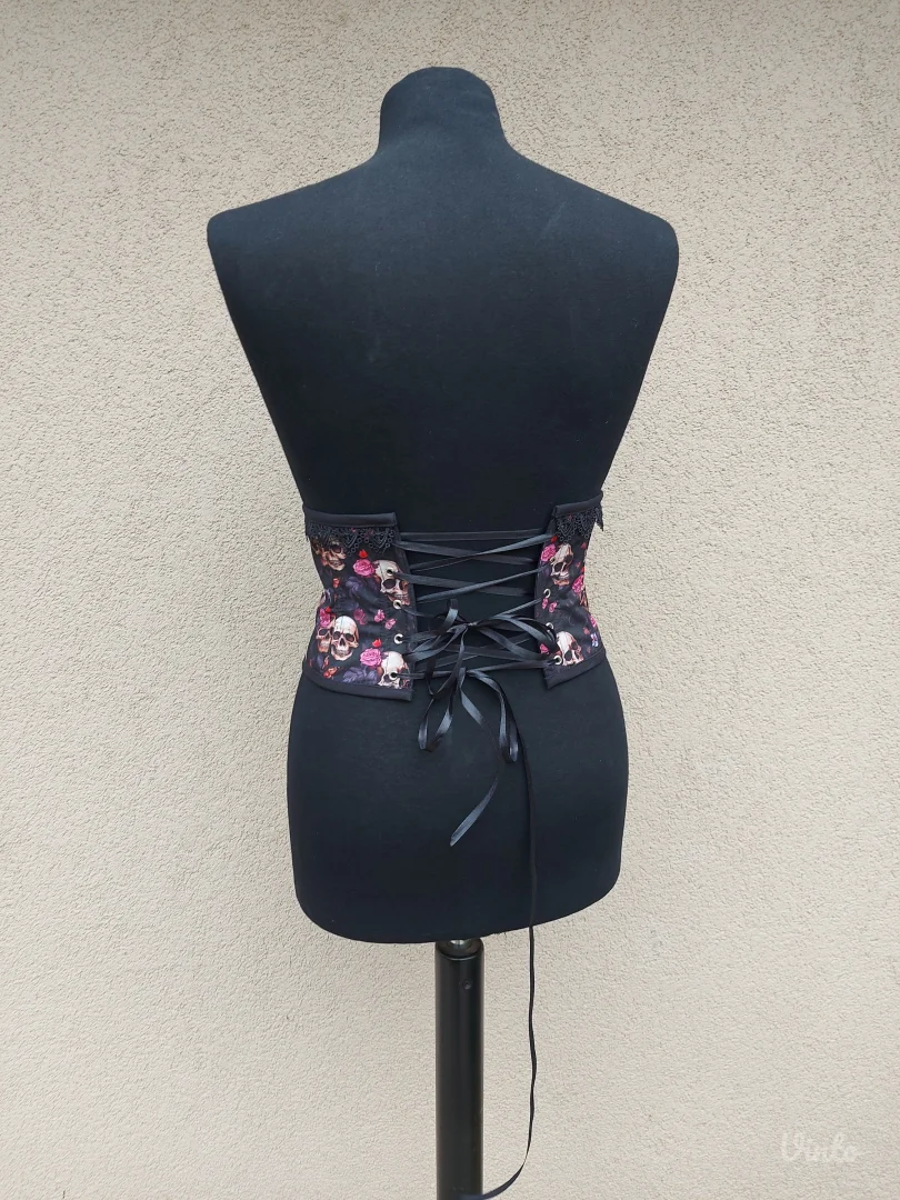 Gotik korset sa lobanjama i kaišićima