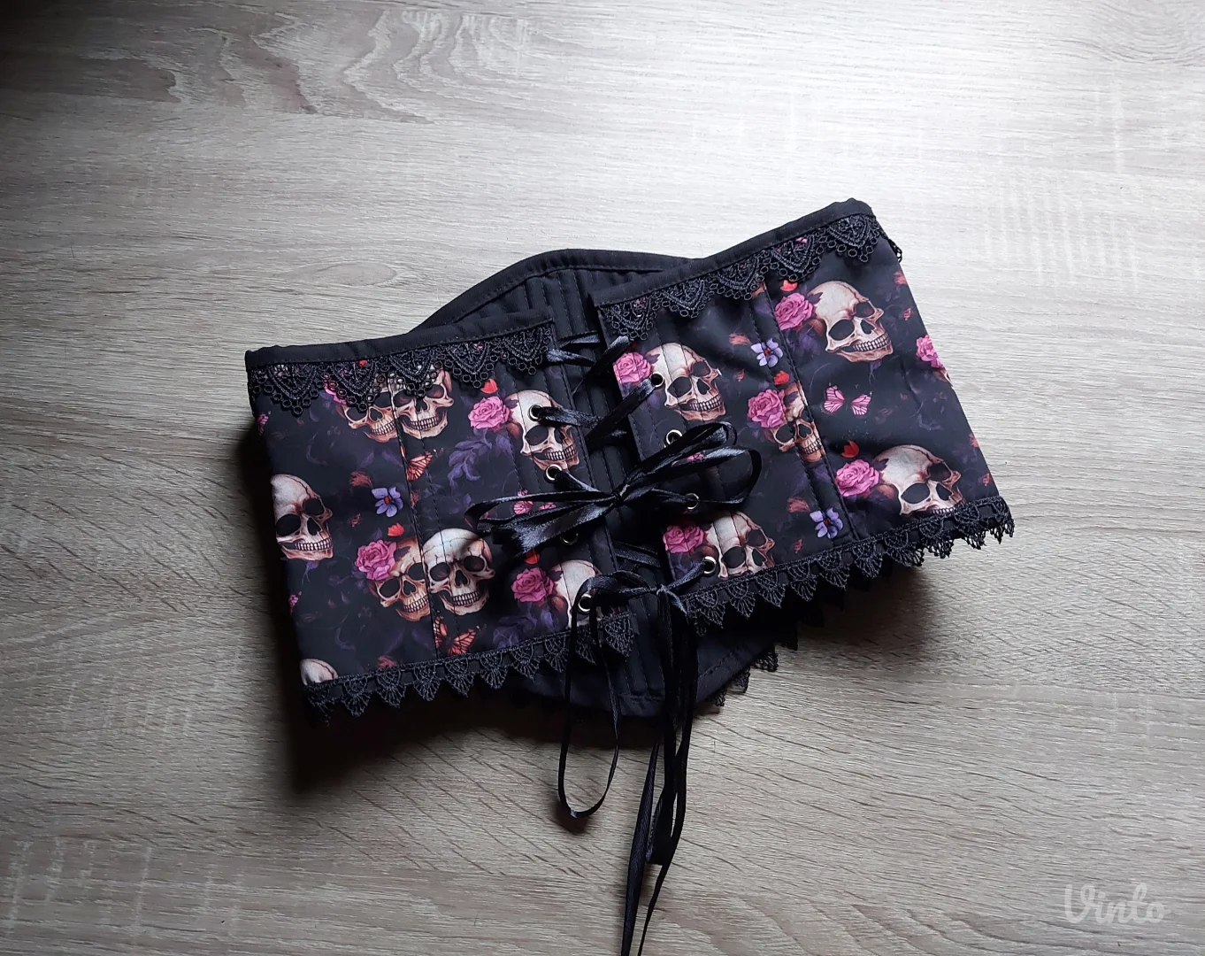 Gotik korset sa lobanjama i kaišićima