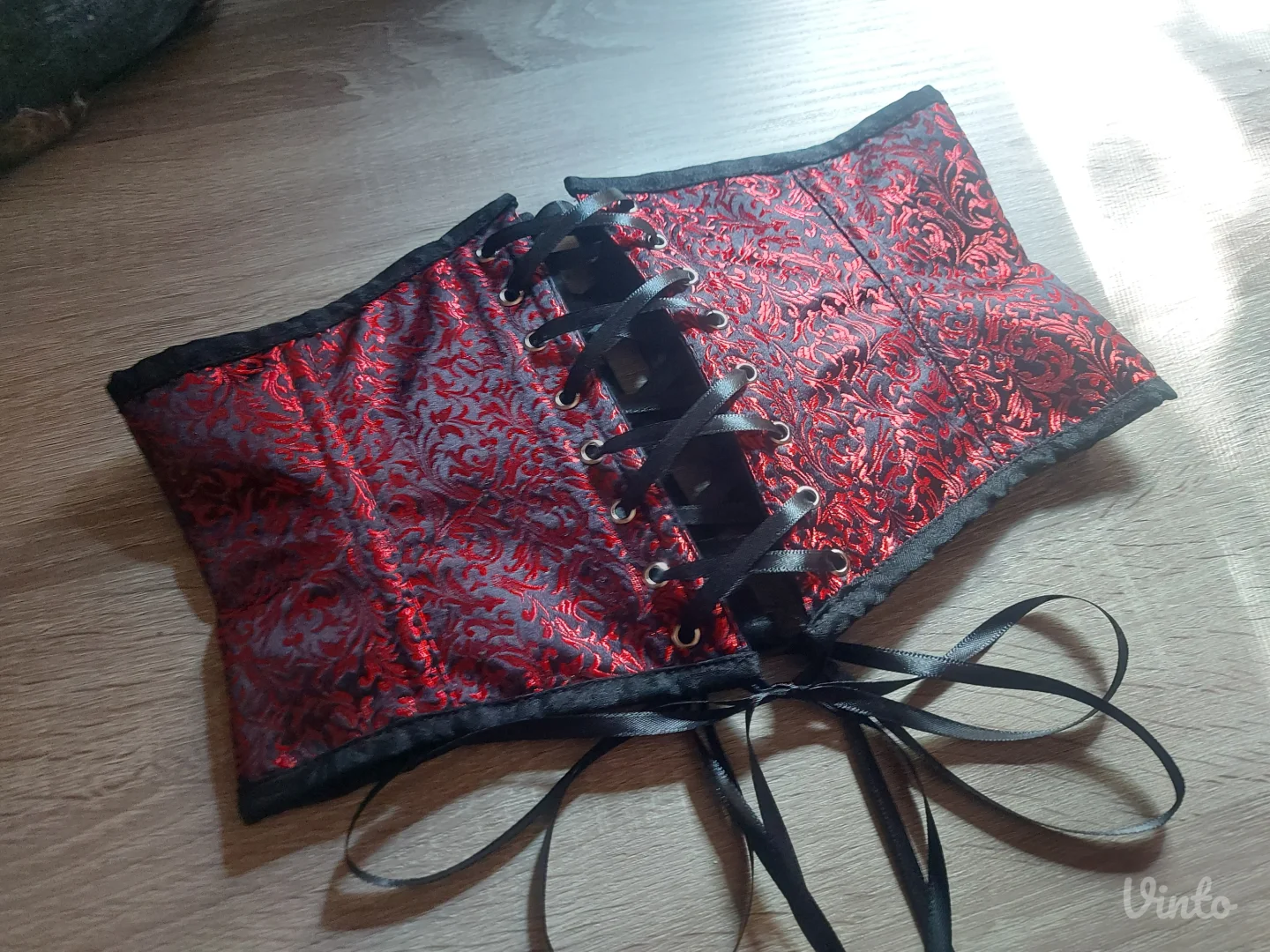 Crveno crni podgrudni korset