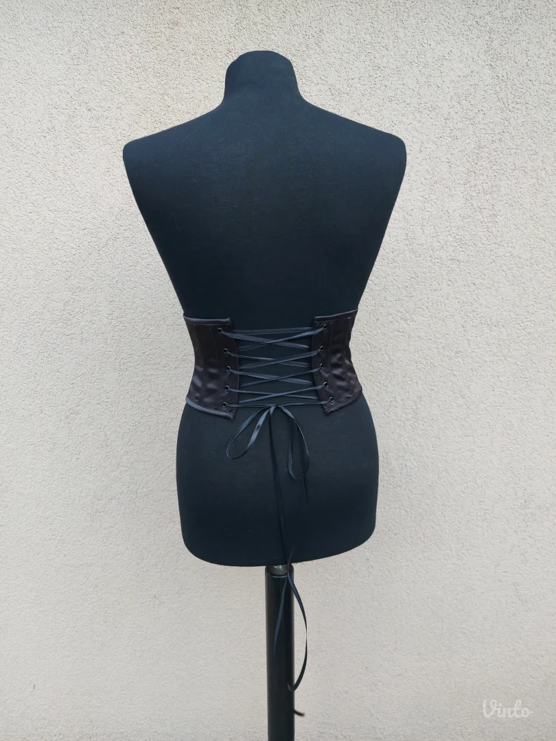 Crni korset sa srcem