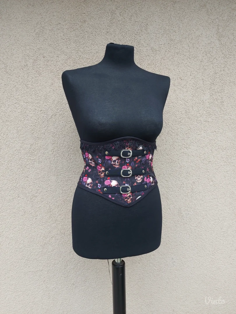 Gotik korset sa lobanjama i kaišićima