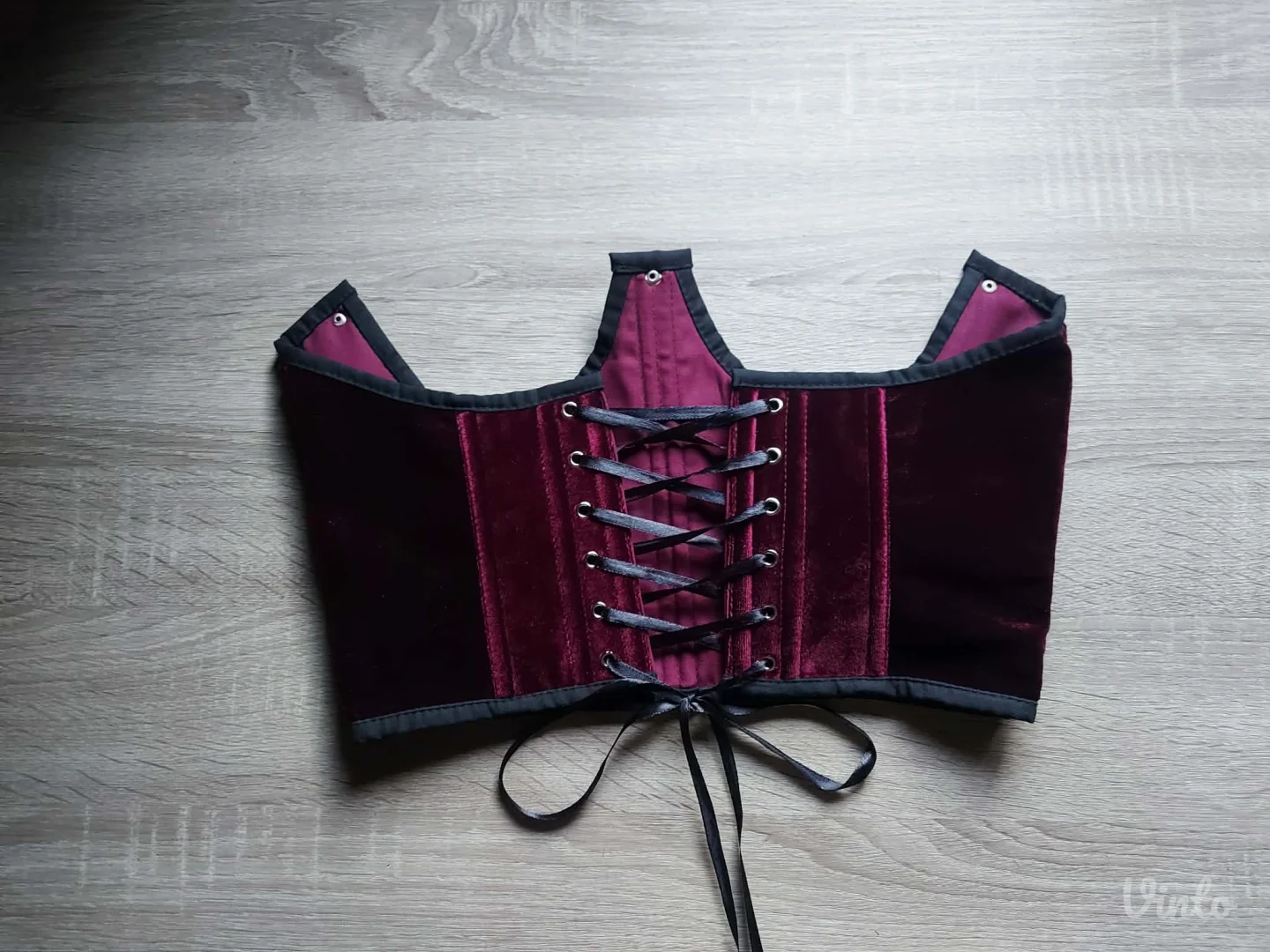 Bordo korset sa priveskom