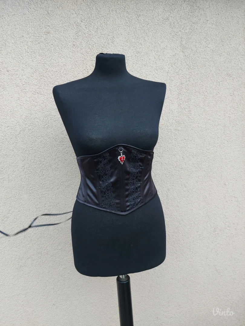 Crni korset sa srcem