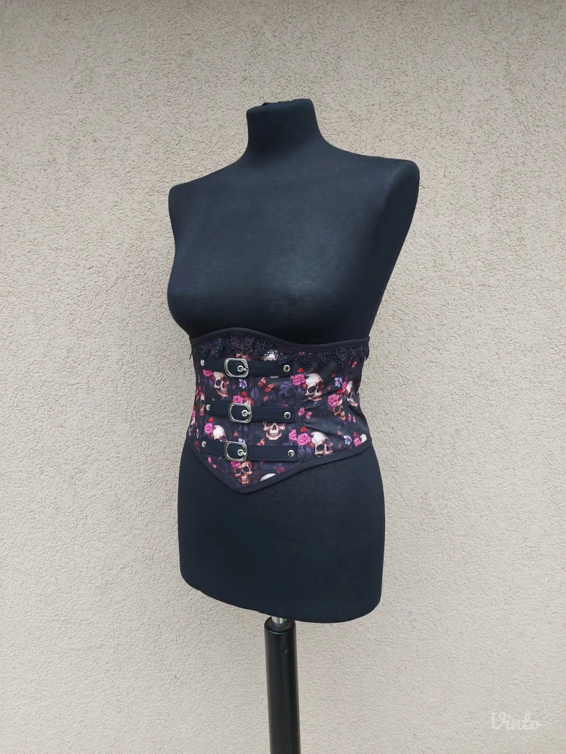 Gotik korset sa lobanjama i kaišićima