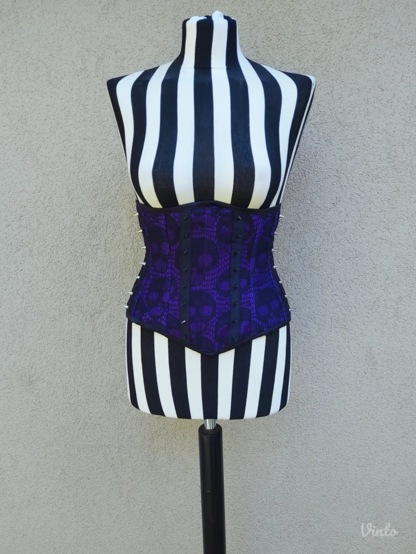 Ljubičasti korset sa lobanjama