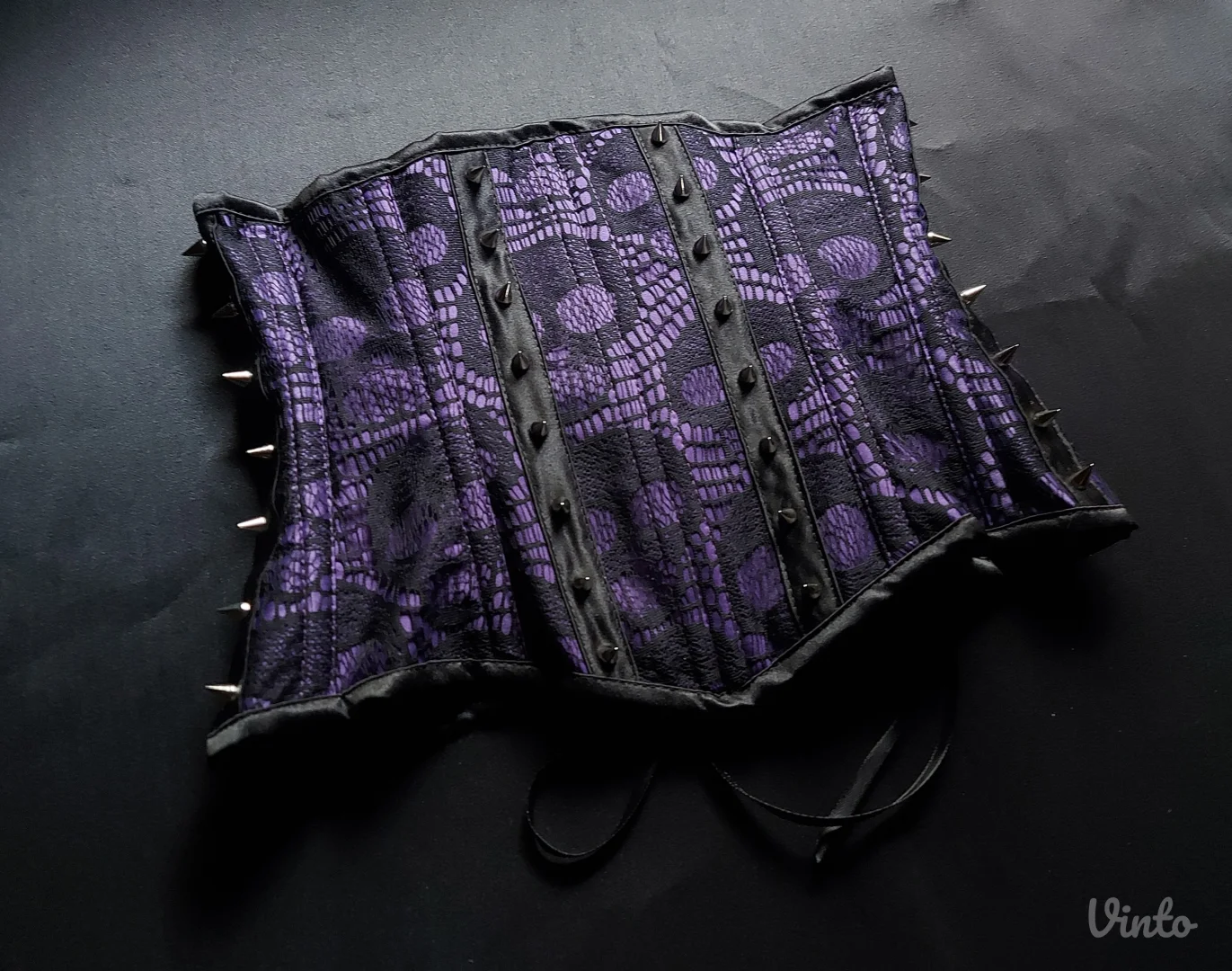 Ljubičasti korset sa lobanjama