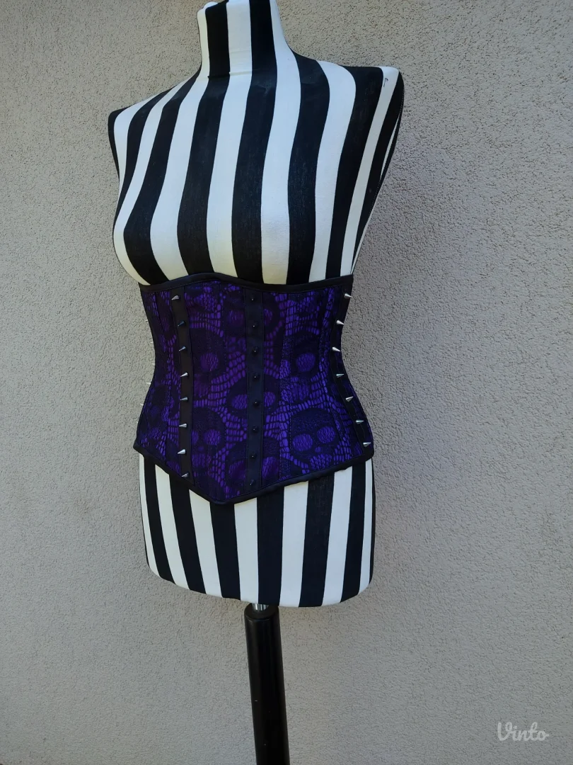 Ljubičasti korset sa lobanjama