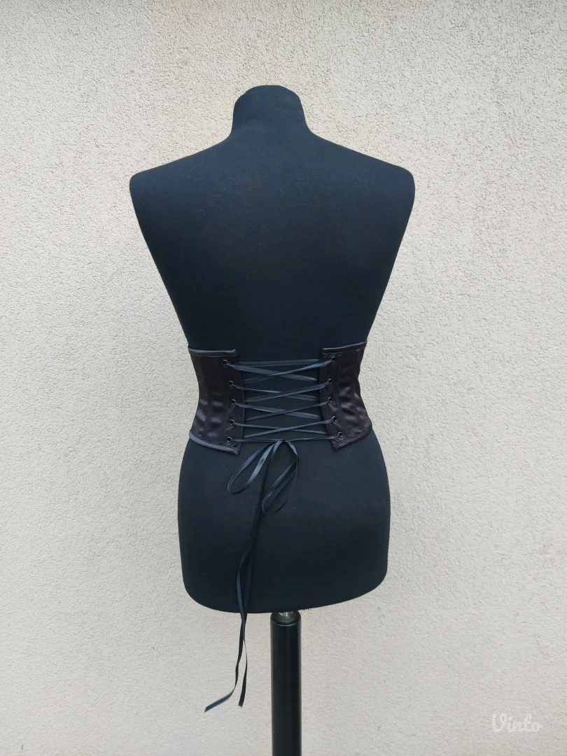 Crni korset sa srcem