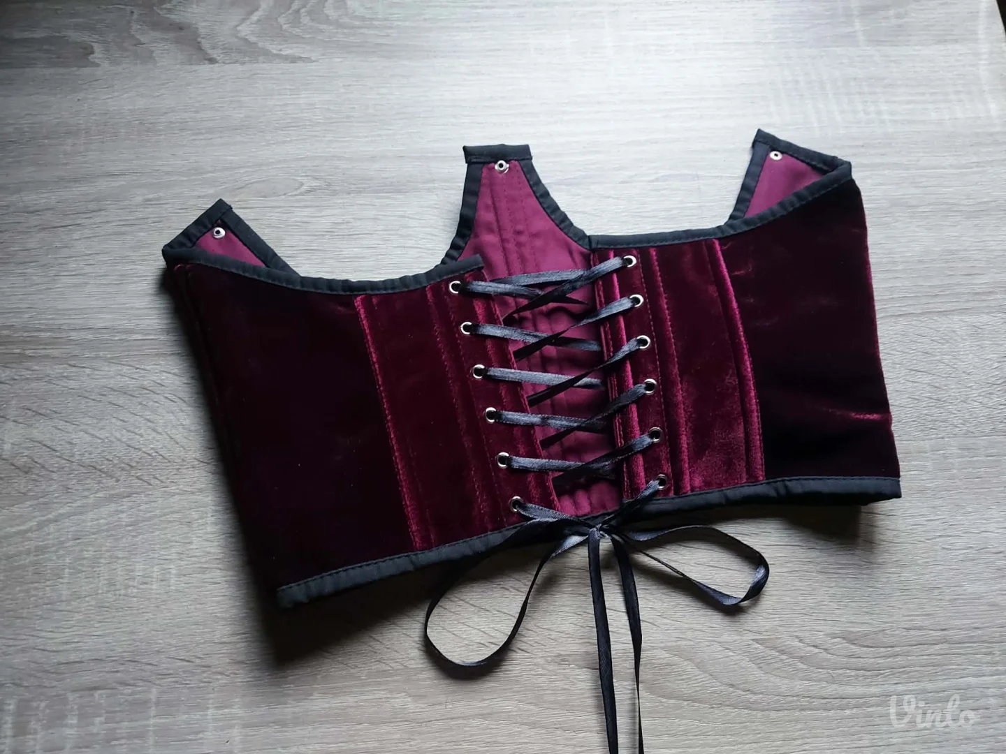 Bordo korset sa priveskom