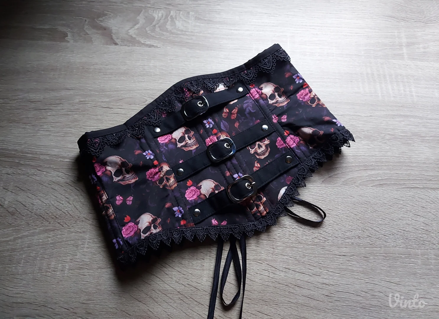 Gotik korset sa lobanjama i kaišićima