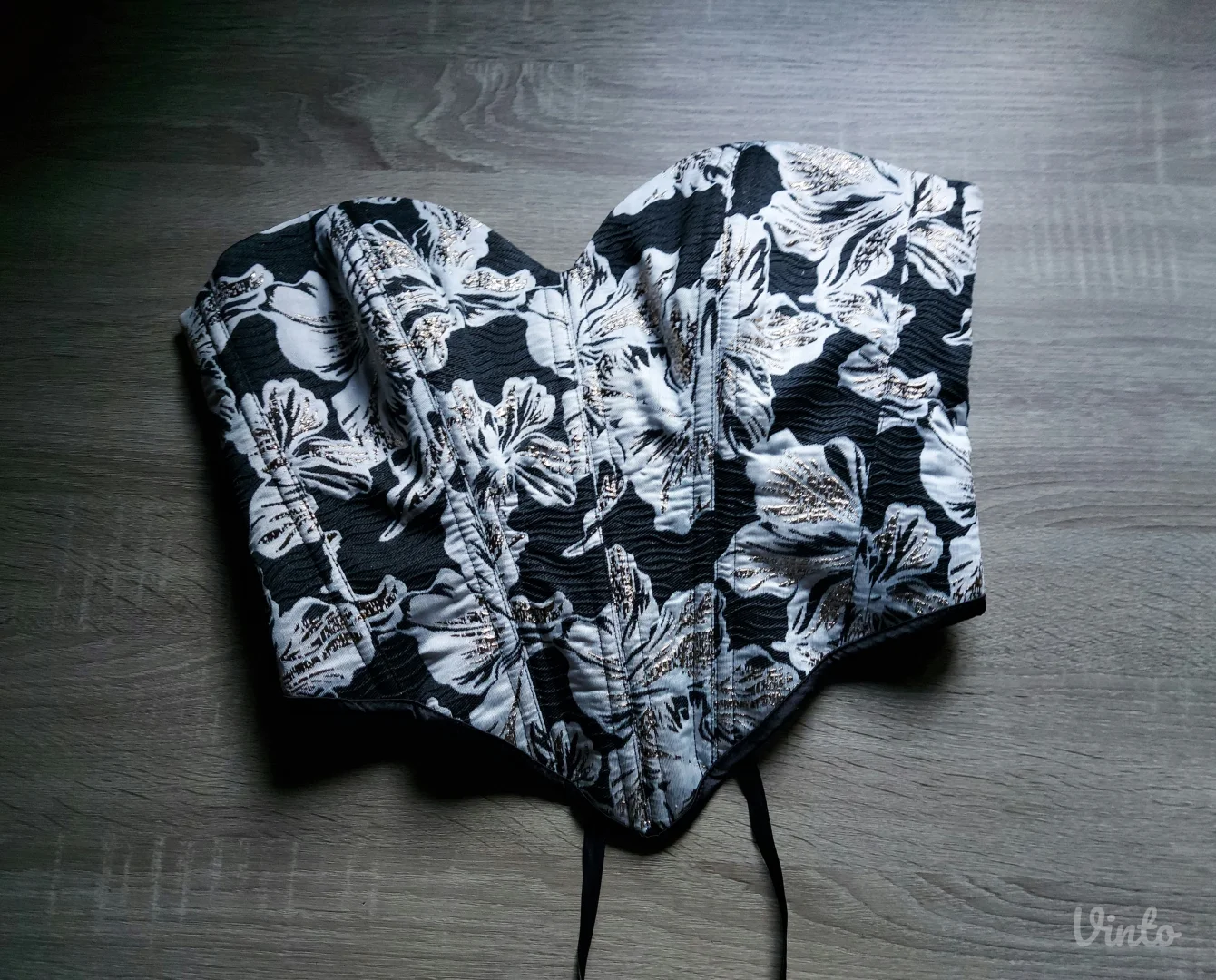 Crno zlatni korset od brokata