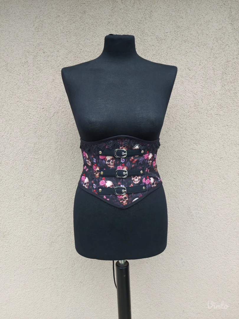 Gotik korset sa lobanjama i kaišićima