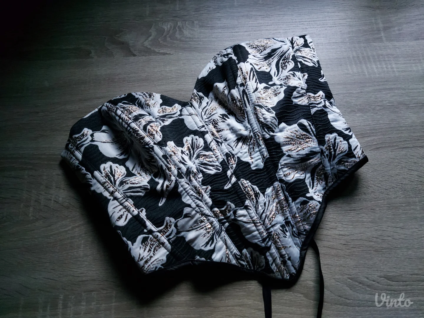 Crno zlatni korset od brokata