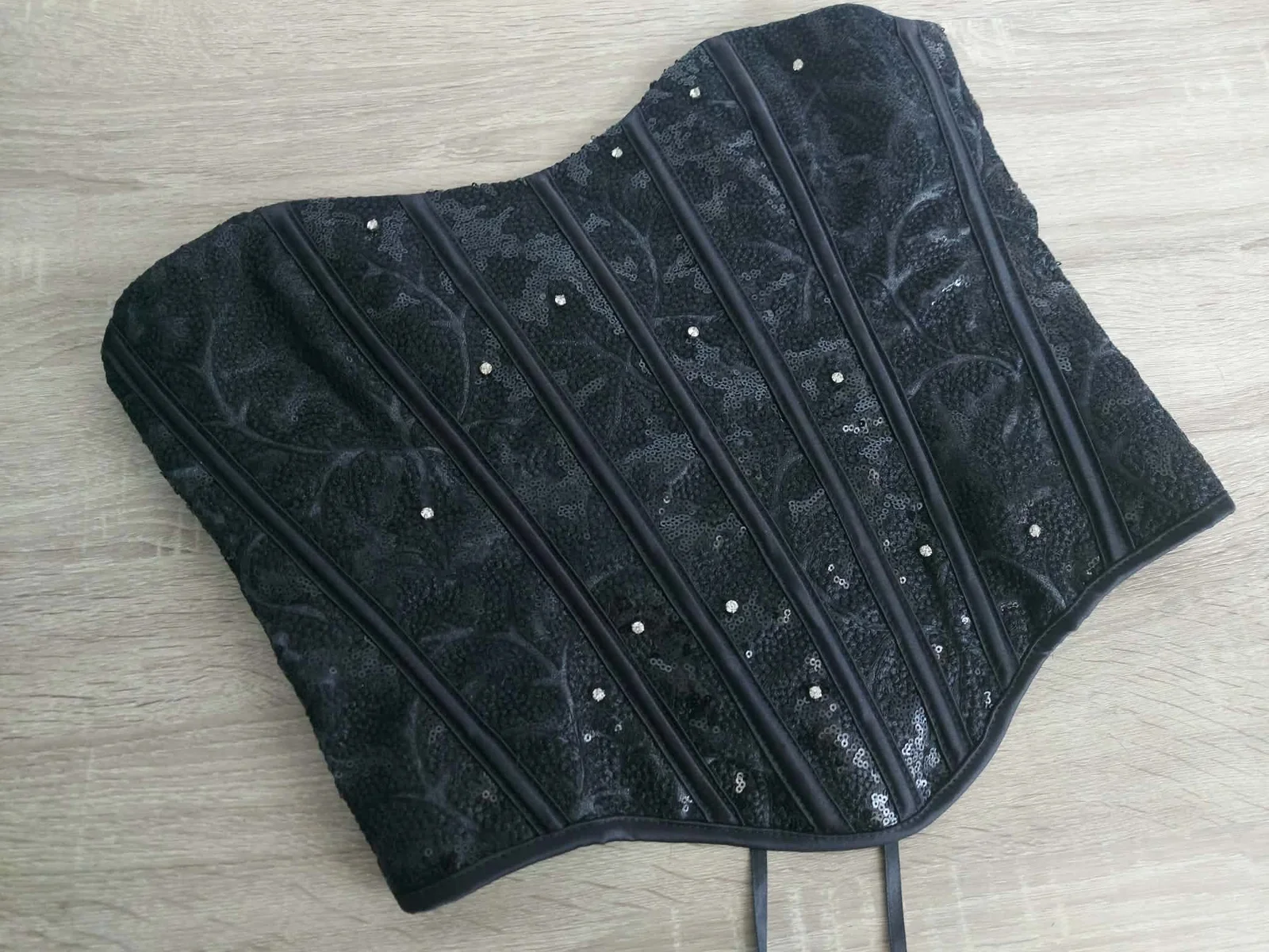 Čipkani korset sa cirkonima