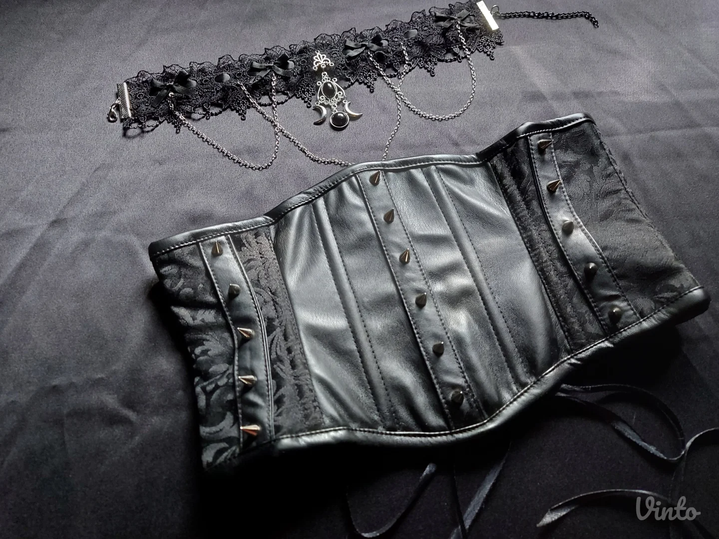 Korset sa bodljama od eko kože