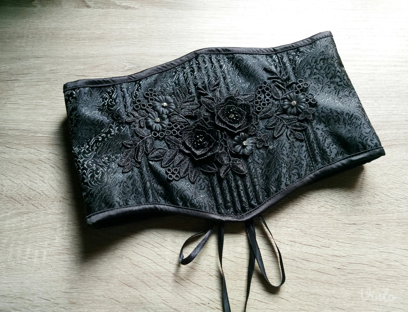 Damast korset sa čipkom