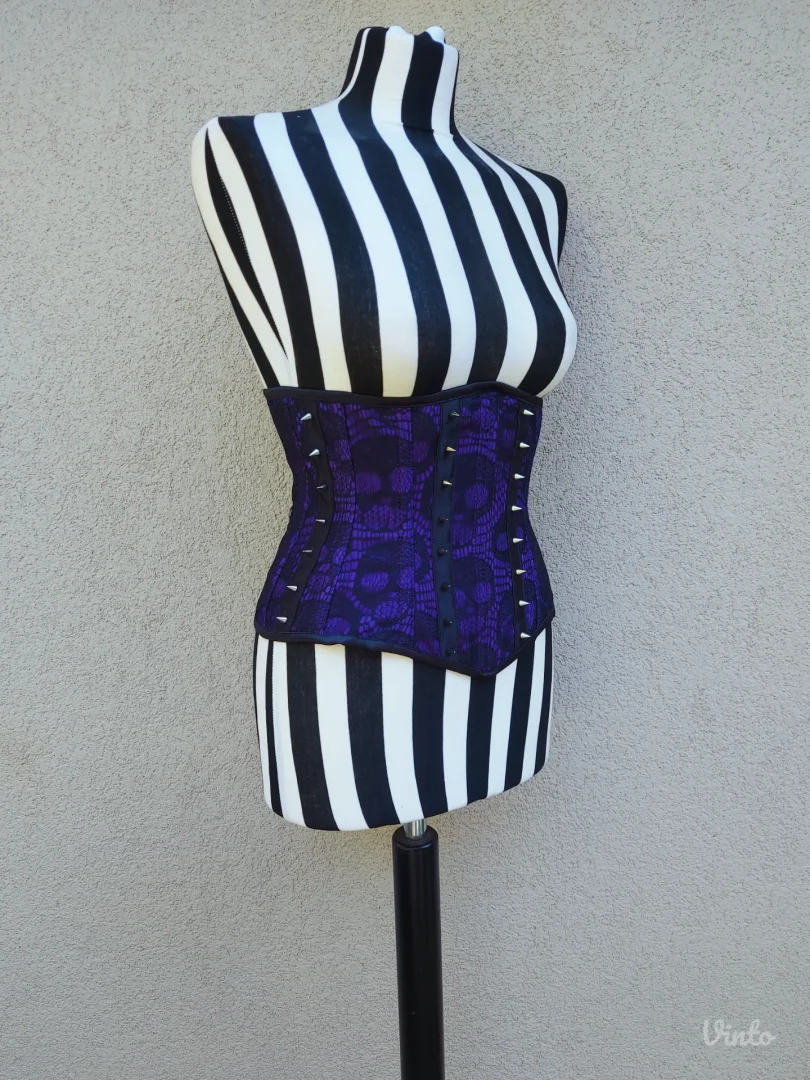 Ljubičasti korset sa lobanjama