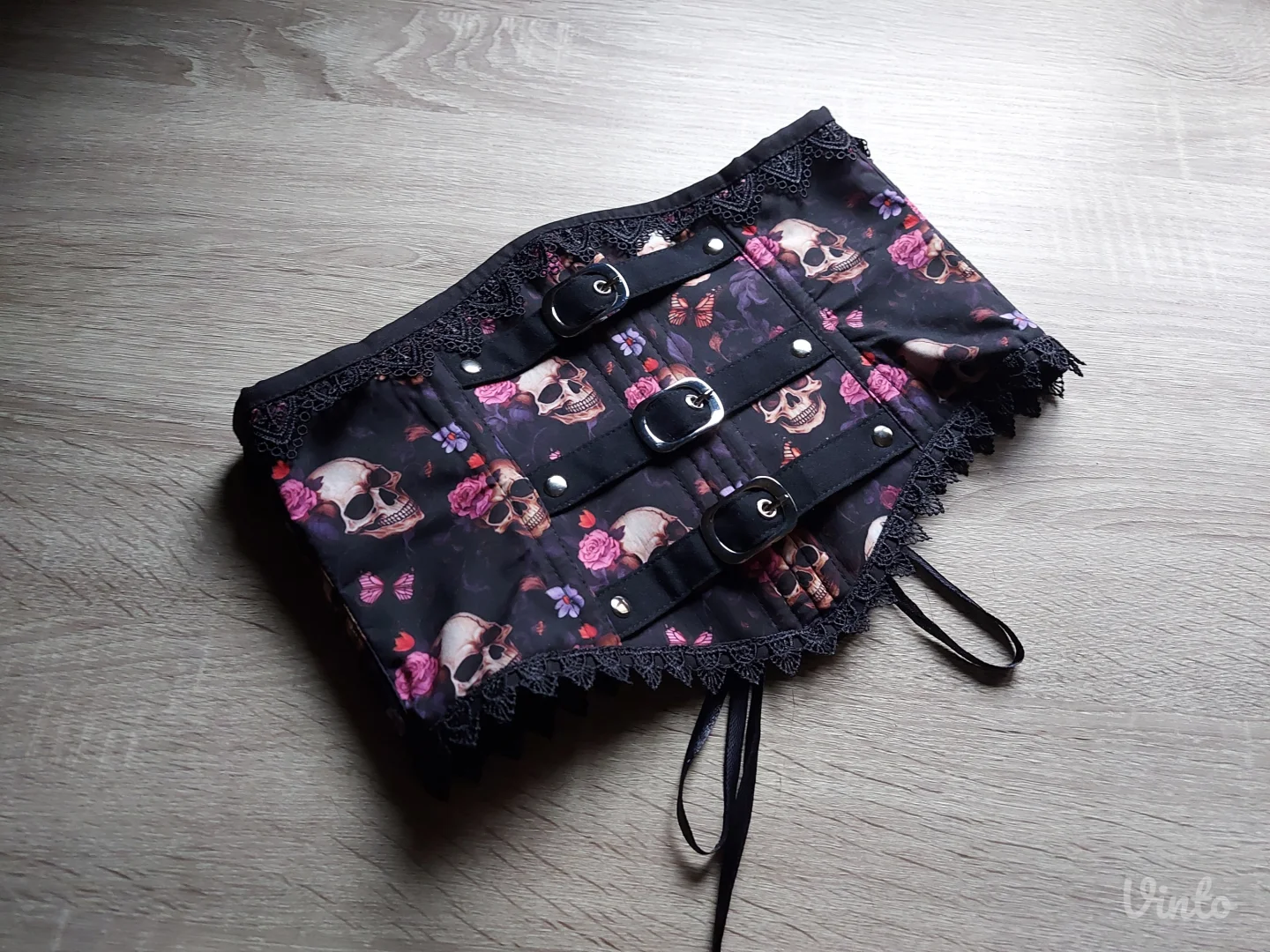 Gotik korset sa lobanjama i kaišićima