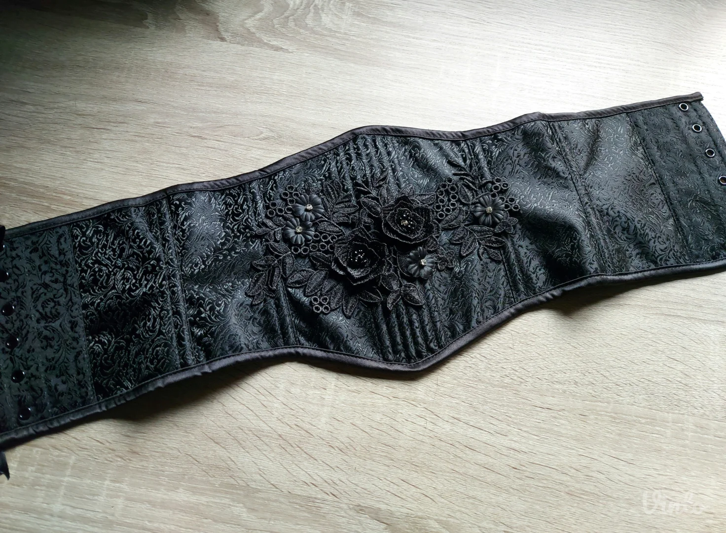 Damast korset sa čipkom