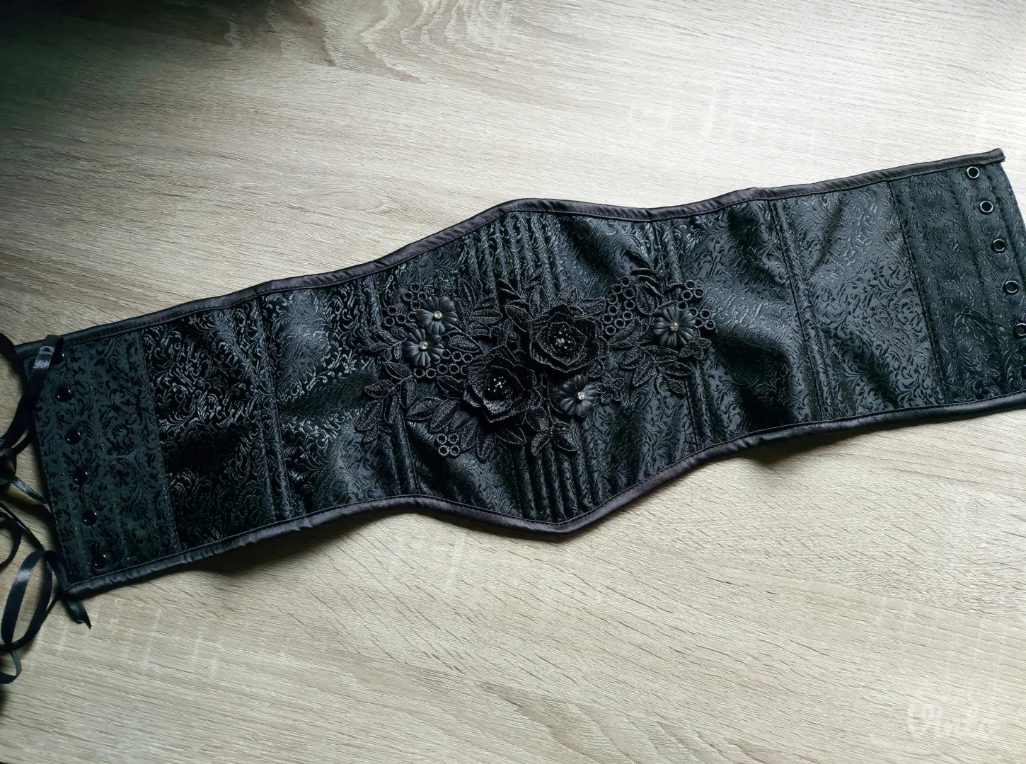 Damast korset sa čipkom