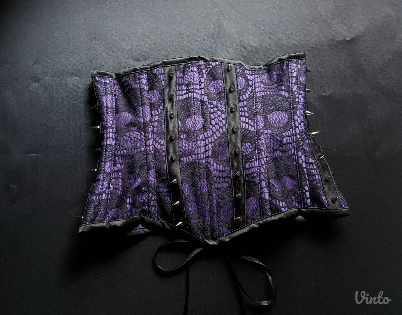 Ljubičasti korset sa lobanjama