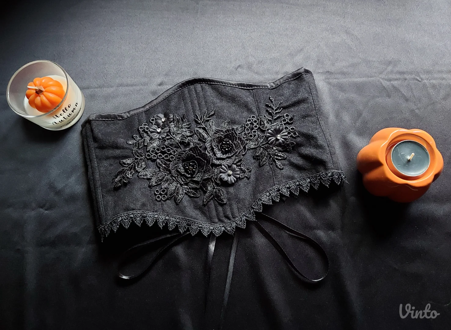 Plišani kraći korset sa čipkom