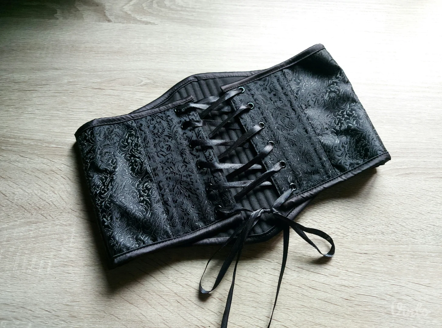 Damast korset sa čipkom