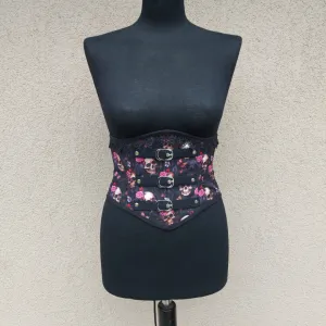 Gotik korset sa lobanjama i kaišićima